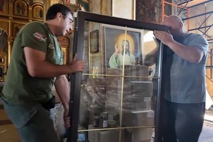 Команда Народного фронта восстанавливает Свято-Михайловский храм в Авдеевке