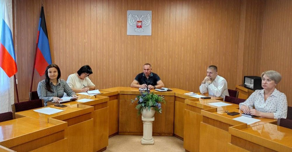 Сегодня, 2 октября, руководитель Управы Буденновского внутригородского района Администрации городского округа Донецк Михаил Меренков провел аппаратное совещание с участием депутата Донецкого городского совета Татьяны Жуковой