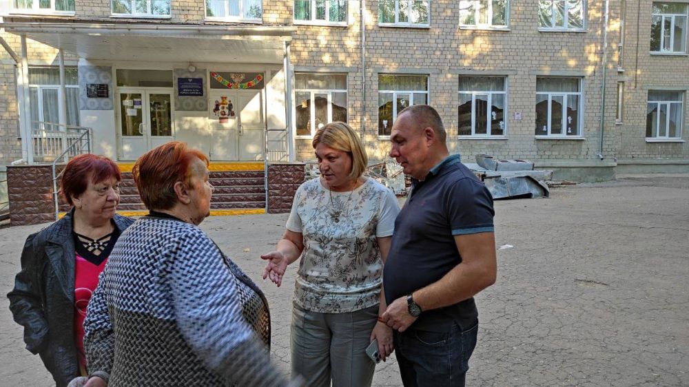 Михаил Меренков: В среду, 2 октября, прошла встреча с населением на территории микрорайона «Майский-1», где жители смогли задать интересующие вопросы и получить ответы от представителей профильных организаций