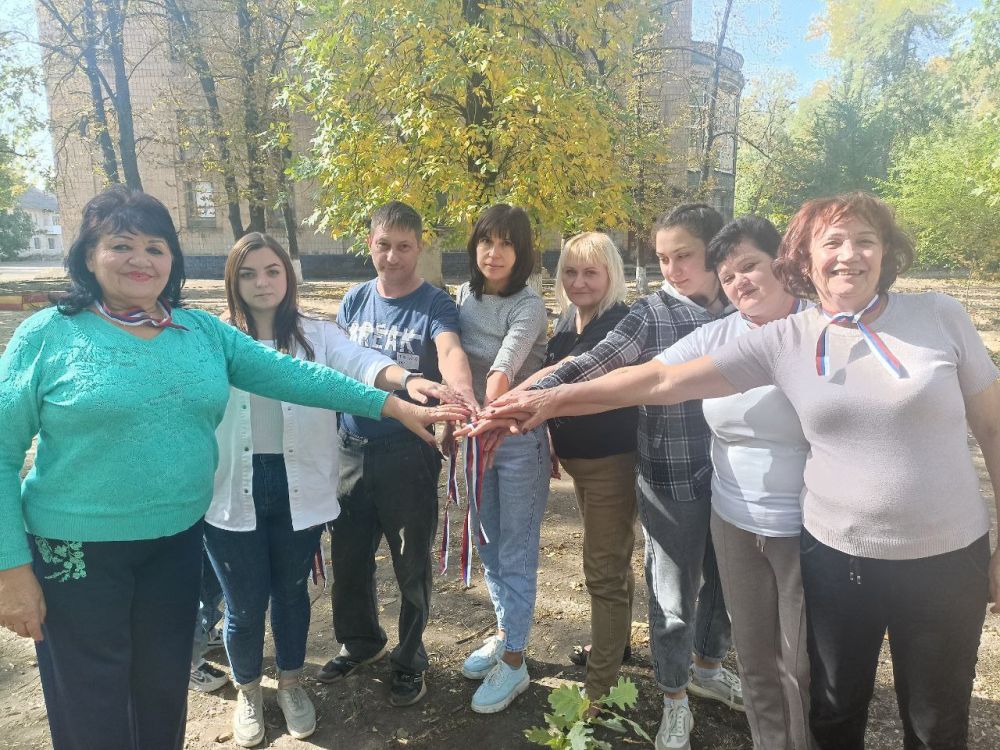 Юрий Будрин: 4 октября 2024 года, в рамках Федеральной акции ко дню рождения Президента, коллектив Дворца культуры "Лидиевка" вместе с участниками клуба по интересам "Семья" приняли участие в социальной акции "Дерево дружбы"