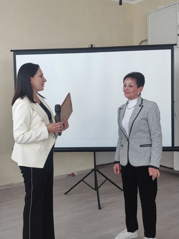 Руководитель Управы Ленинского внутригородского района Администрации городского округа Донецк Татьяна Темникова поздравила педагогов С ДНЁМ УЧИТЕЛЯ!