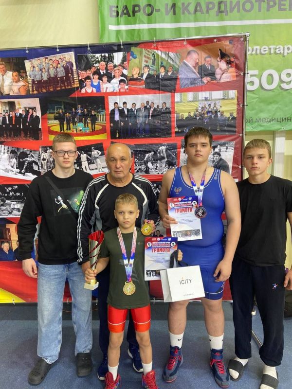 Юрий Мартынов: На выходных в Тамбове прошел Всероссийский турнир по греко-римской борьбе "Мемориал Евгения и Сергея Артюхиных", который собрал около 400 спортсменов из 32 регионов нашей страны