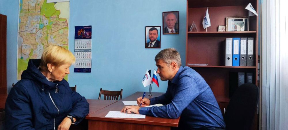 Михаил Меренков: Сегодня, 8 октября, в общественной приемной Партии «Единая Россия» Буденновского района состоялся прием граждан, который провел депутат Народного Совета Донецкой Народной Республики Юрий Леонов