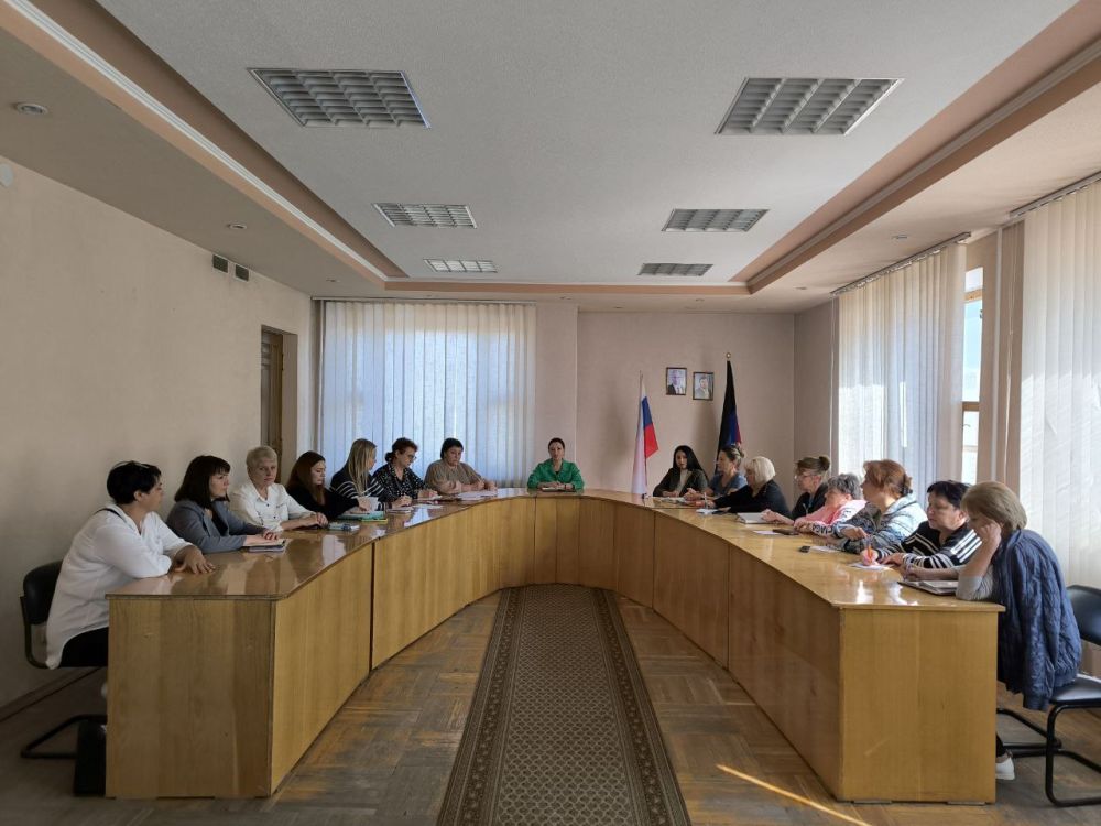 Сегодня, 09 октября, Руководитель Управы Ленинского внутригородского района Администрации городского округа Донецк Татьяна Темникова провела рабочее совещание с инспекторами организационного отдела Администрации Ленинского района г. Донецка