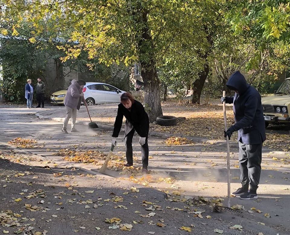 Иван Адамец: Сотрудники МУП АГД "УК Куйбышевского района" провели общегородской субботник во дворах многоквартирных домов – убирали листву и пыль, собирали ветки и мусор
