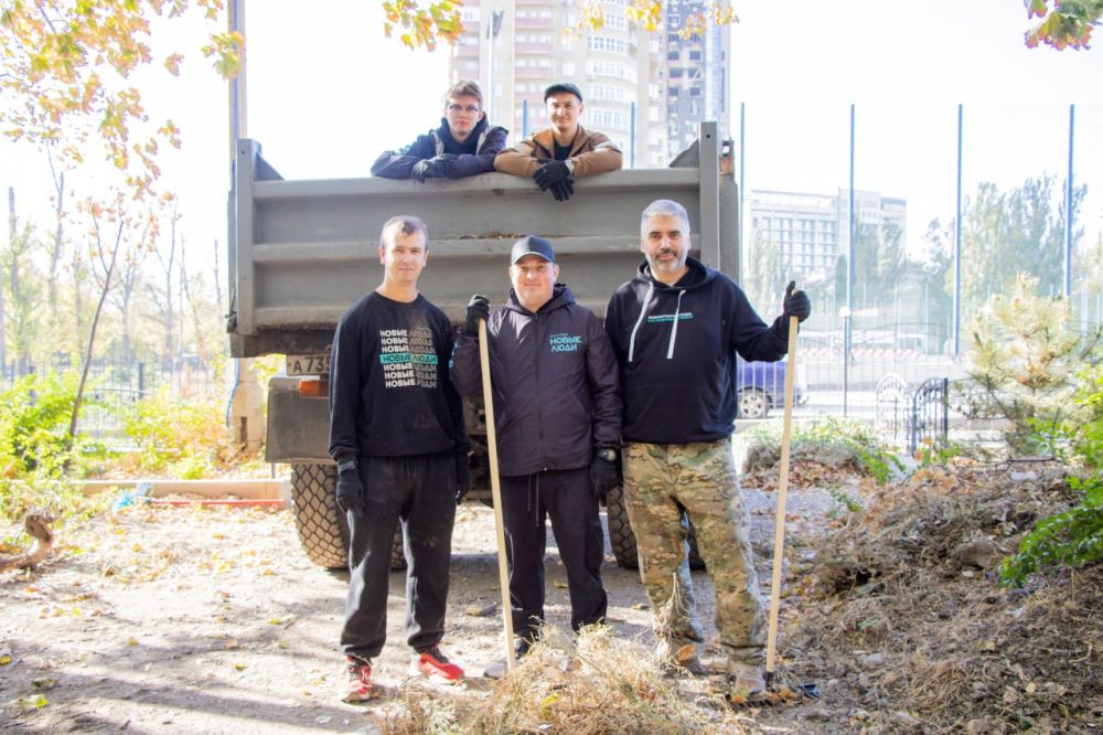 Алексей Дорофеев: Вчера, совместно с активистами партии «Новые люди», принял участие в общереспубликанском субботнике в Донецке!