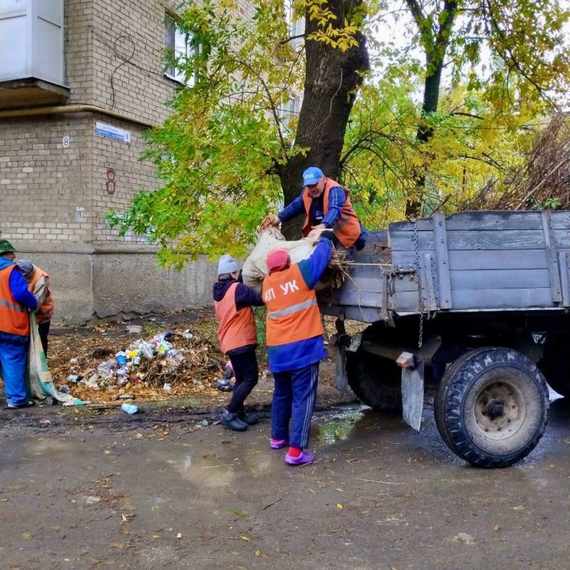 Михаил Меренков: Картина трудового дня жилищной организации по осенней уборке придомовых территорий Буденновского района 15 октября