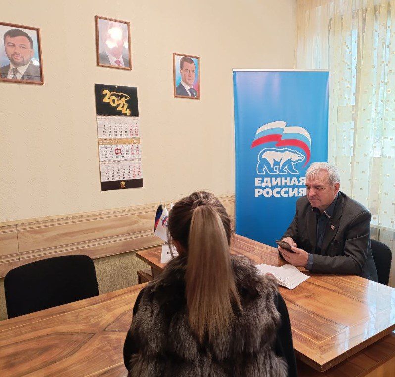 Сегодня в общественной приемной партии "Единая Россия" Киевского района г.Донецка, депутат Народного Совета ДНР Виктор Ищенко провел прием граждан