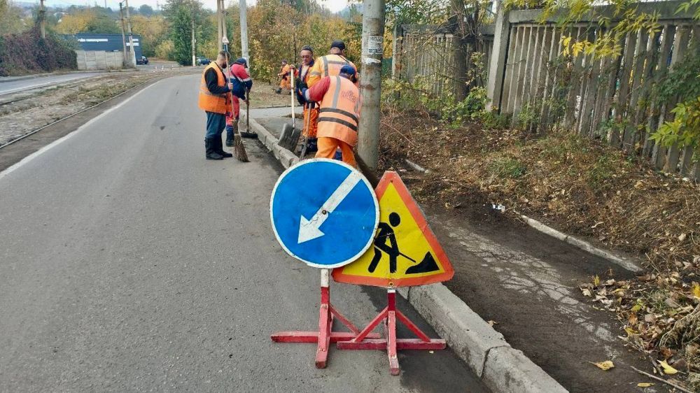 Михаил Меренков: Ручная уборка улицы Пролетарской в Будённовском районе