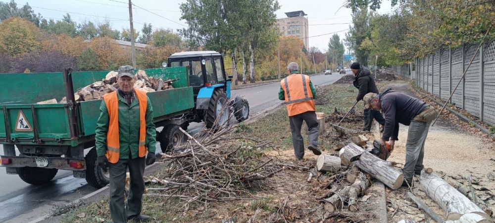 Юрий Будрин: Сегодня, 17 октября 2024 года, в рамках проведения мероприятия "Чистый четверг" сотрудники МУП АГД "Кировский Зеленстрой" и сотрудники жилищной организации ООО «Текстильщик-2015» и выполнили работы по следующим адресам: