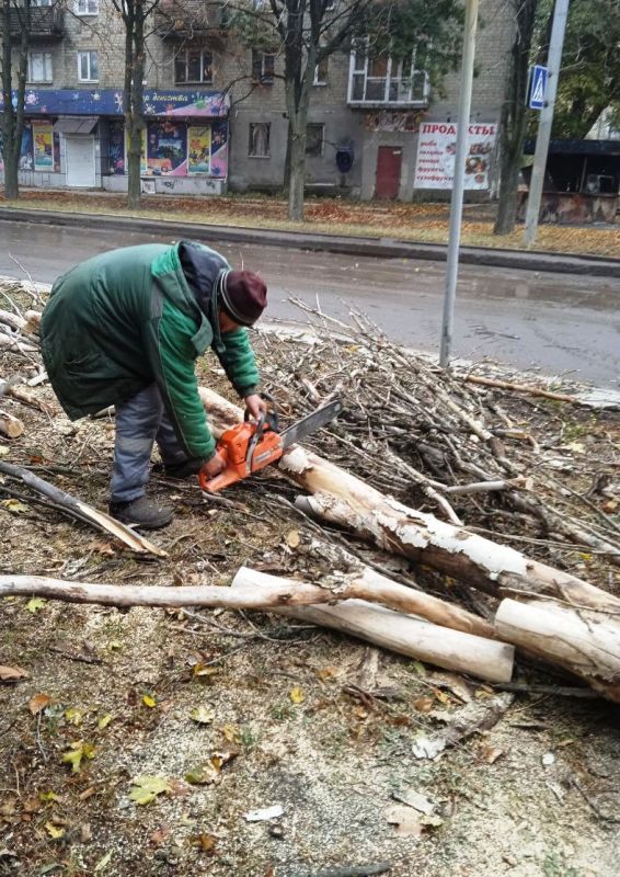 Наталья Бегуненко: Сотрудники коммунальных предприятий Петровского района присоединились к экологической акции «Чистый четверг»