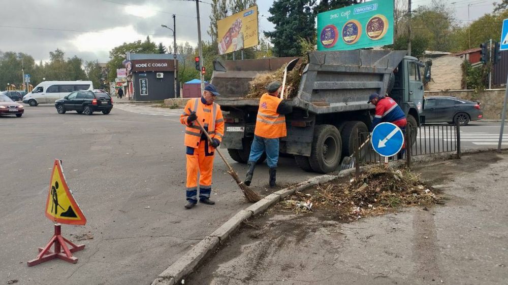 Михаил Меренков: Ручная уборка улиц Пролетарская и Октября в Будённовском районе