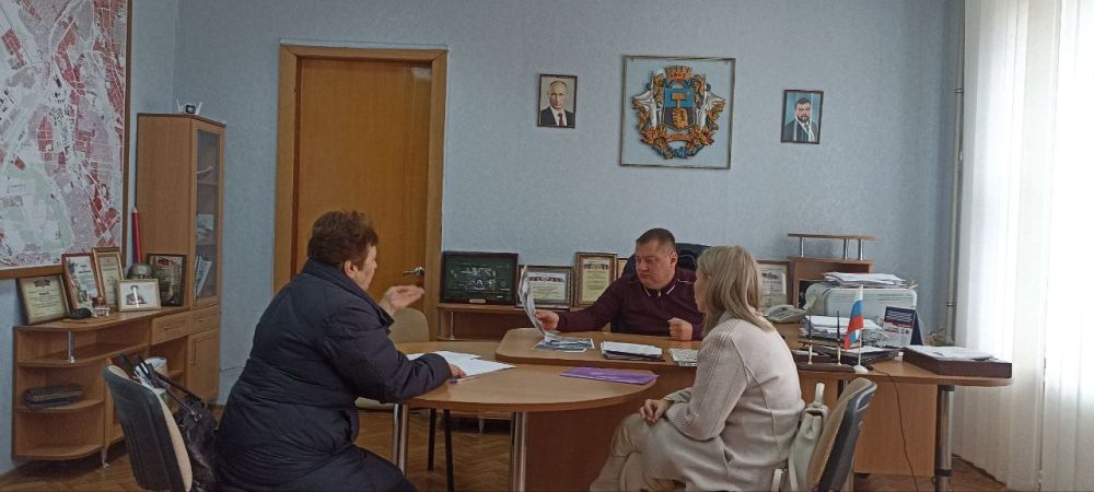 В понедельник, 21 октября, руководитель Управы Куйбышевского внутригородского района Администрации городского округа Донецк Иван Адамец провел прием граждан