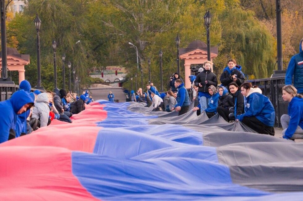 В длину моста. В Донецке растянули двухсотметровый республиканский флаг