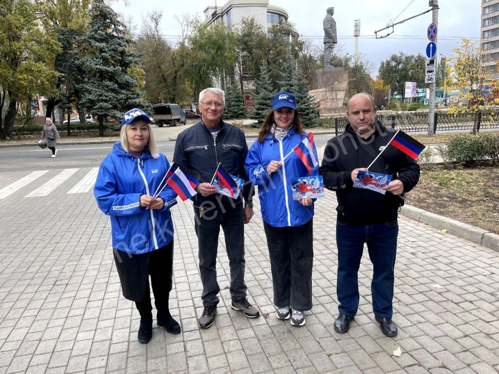 Василий Ткачук: Активисты Всероссийской политической партии «Единая Россия» провели акцию по раздаче флажков на территории городского округа Донецк в честь празднования Дня флага Донецкой Народной Республики