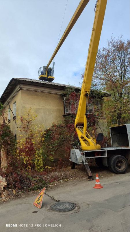 Василий Ткачук: Сегодня, 25 октября, силами МУП АГД "Управляющая компания Калининского района г.Донецка" ведутся работы по ремонту шиферной кровли жилого дома №4 по улице Нижнеудинская