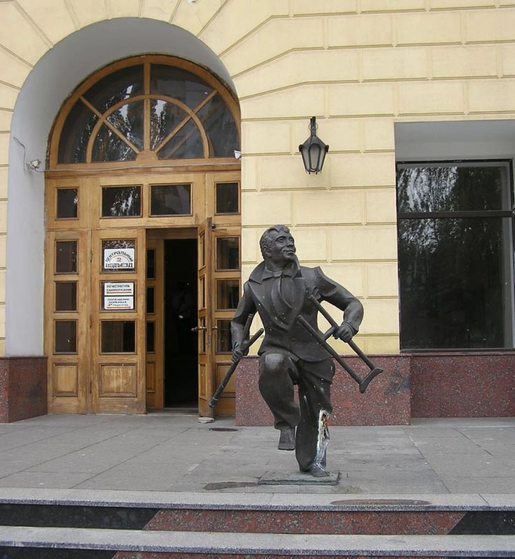 #ИнтресныеВыходные. Возле главного входа в здание Республиканского центра травматологи установлен памятник исцелившемуся больному — веселая, отлитая в бронзе сцена из советского немого фильма «Праздник святого Йоргена»