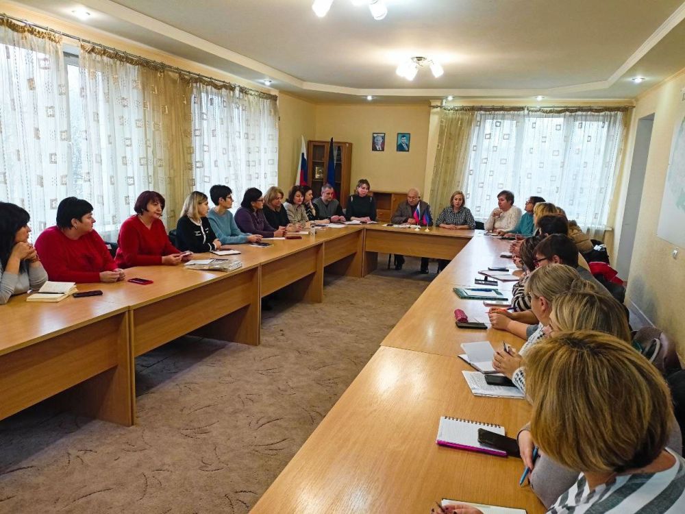 Наталья Бегуненко: Сегодня, 2 декабря, руководитель Управы Петровского внутригородского района Администрации городского округа Донецк Бегуненко Наталья Ивановна провела рабочую встречу с учреждениями образования Петровского...