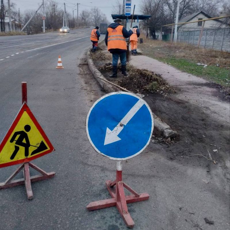 Михаил Меренков: МУП АГД "ДРСУ" выполняет работы по уборка улицы Краснооктябрьской в Будённовском районе города