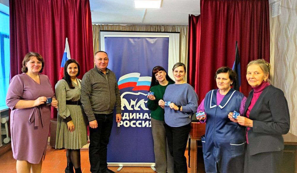 Состоялась встреча с трудовым коллективом учреждения образования района, которую провел руководитель Управы Буденновского внутригородского района Администрации городского округа Донецк Михаил Меренков совместно с депутатом...