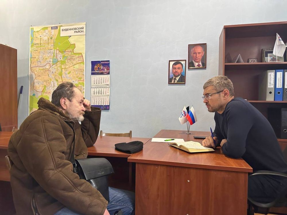 Михаил Меренков: Сегодня в общественной приемной Партии «Единая Россия» Буденновского района состоялся прием граждан, который провел депутат Народного Совета Донецкой Народной Республики Юрий Леонов