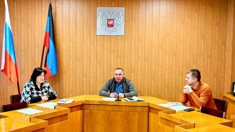 Сегодня руководитель Управы Буденновского внутригородского района Администрации городского округа Донецк Михаил Меренков провел аппаратное совещание