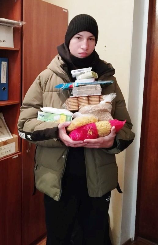 Наталья Бегуненко: В Управе Петровского внутригородского района Администрации городского округа Донецк сотрудники сектора социальной работы передали гуманитарную помощь детям, которые пострадали от украинской агрессии