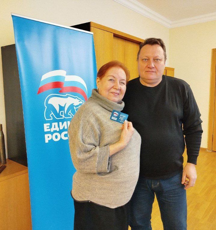 Продолжается вручение партийных билетов Всероссийской политической Партии "ЕДИНАЯ РОССИЯ" в Киевском районе