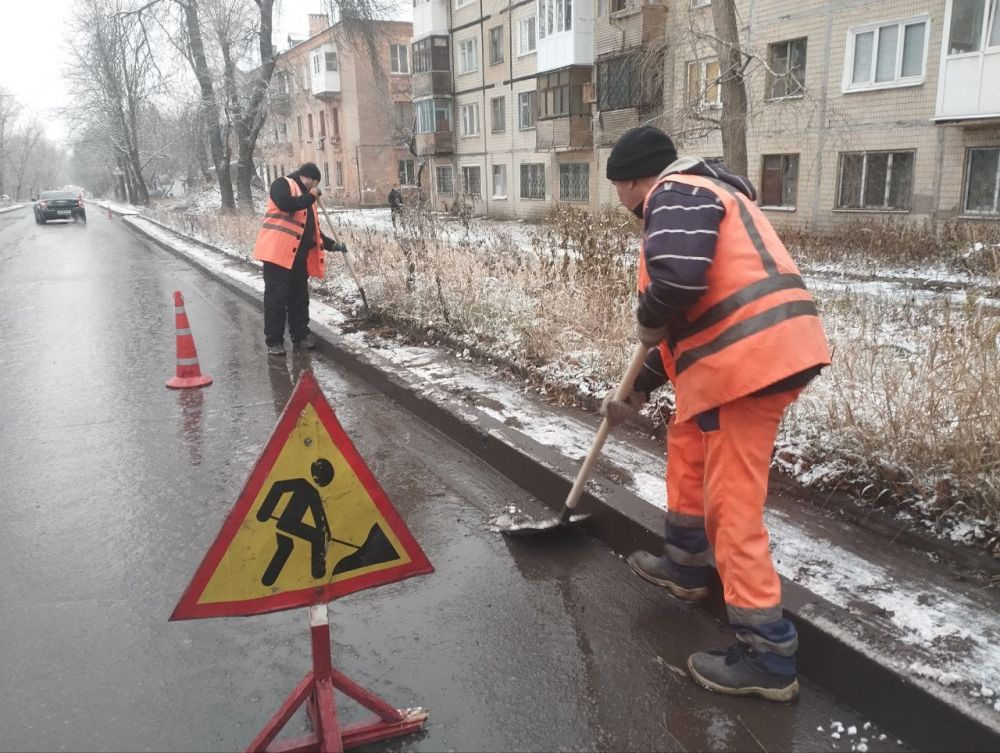 Василий Ткачук: Сегодня, в рамках партийного проекта «Городская среда» партии «Единая Россия» и экологической акции "Чистый четверг", МУП АГД "Управляющая компания Калининского района г.Донецка", МУП АГД "Дорожное...