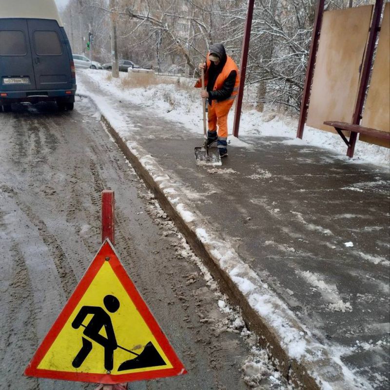 Михаил Меренков: МУП АГД «ДРСУ» выполняет работы по расчистке от снега остановок общественного транспорта и пешеходных переходов в Будённовском районе города