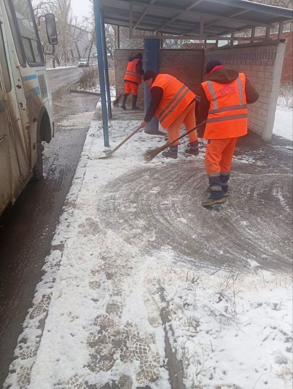 Наталья Бегуненко: Сотрудники Петровского участка МУП АГД «Дорожное ремонтно-строительное управление» выполнили работы по уборке остановочных павильонов по улицам Знаменская, Петровского, Ревякина