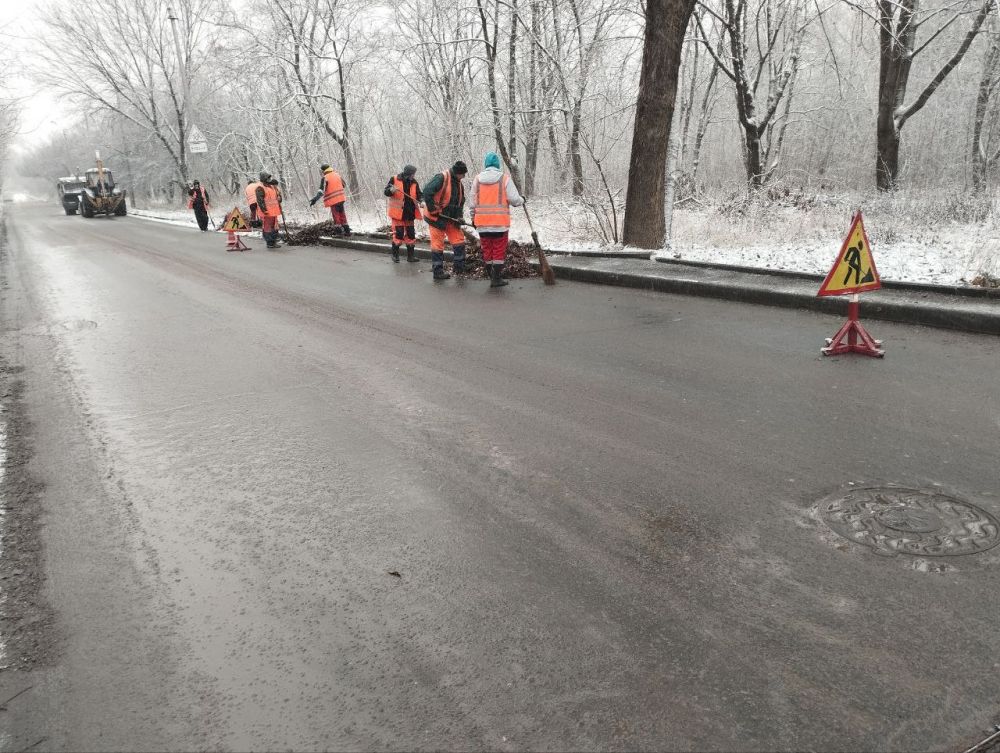 Василий Ткачук: Сегодня, 6 декабря, силами МУП АГД "Управляющая компания Калининского района г.Донецка", МУП АГД "Дорожное ремонтно-строительное управление", МУП АГД "Зеленстрой Калининского района" ведутся работы по уборке...