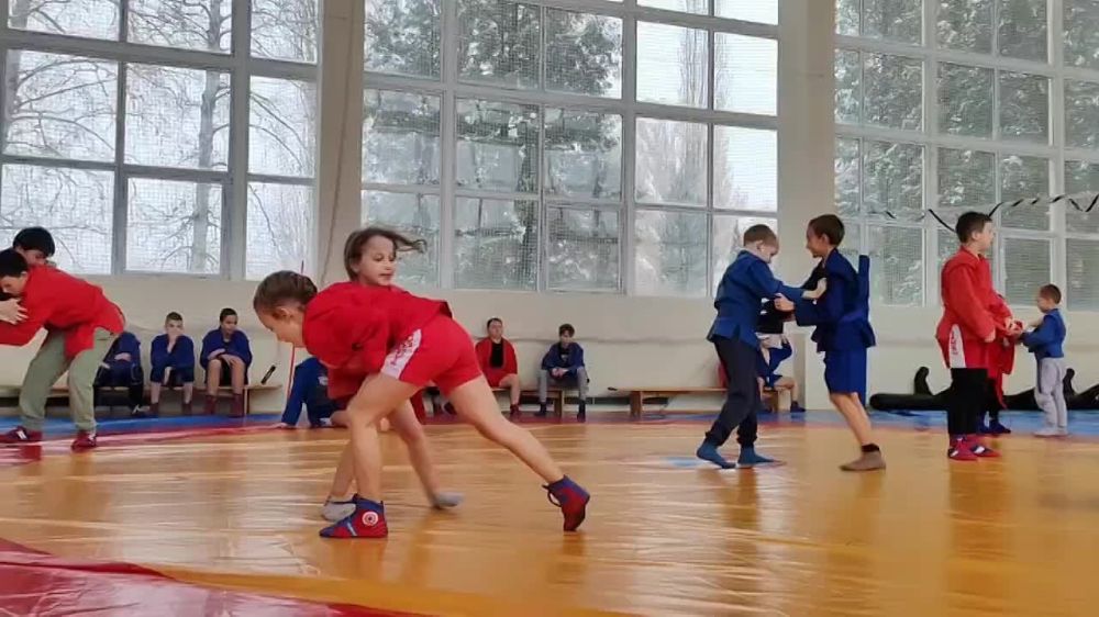 Юрий Мартынов: Сегодня совместно с Олимпийским советом Донецкой Народной Республики в рамках проекта "Zа самбо" организовали мастер-класс по самбо для учащихся торезской общеобразовательной школы 7