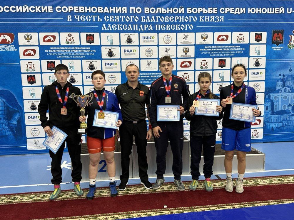 Юрий Мартынов: 6 медалей везут наши спортсмены из Смоленска, где проходили Всероссийские соревнования по спортивной борьбе (дисциплина вольная борьба) среди юношей и девушек до 16 лет в честь Святого благоверного князя...