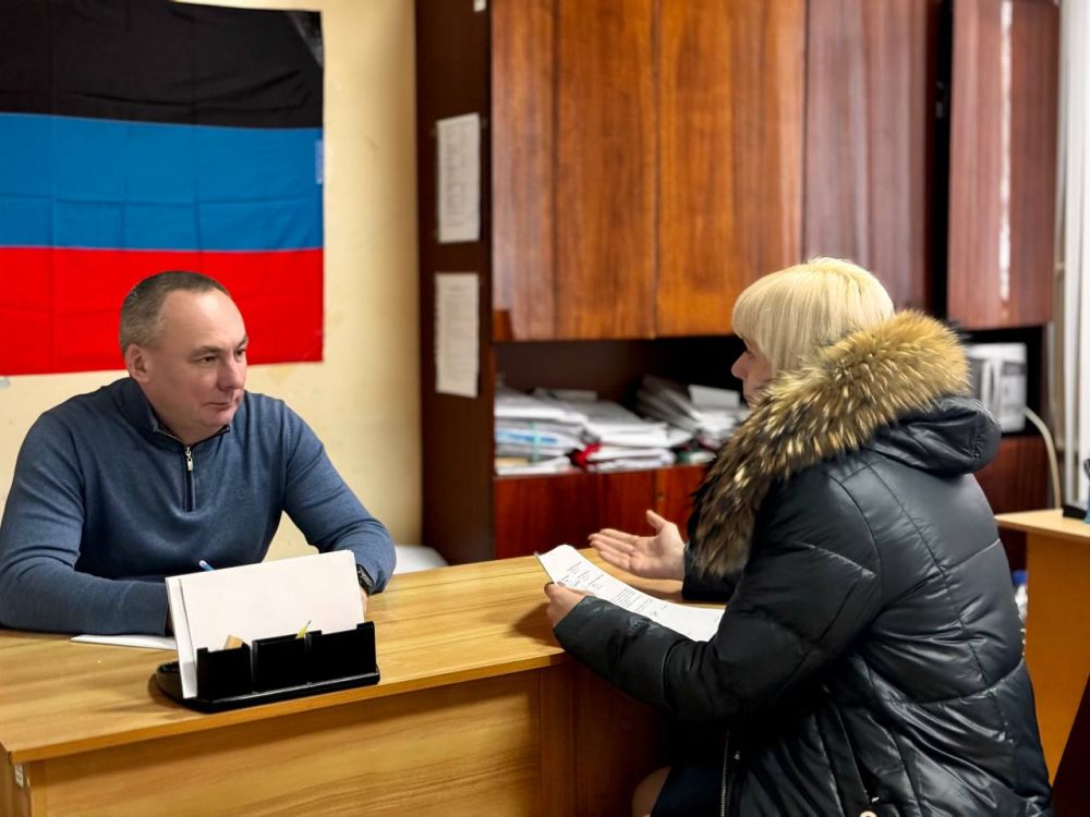 Сегодня состоялся прием граждан, который провел руководитель Управы Буденновского внутригородского района Администрации городского округа Донецк Михаил Меренков