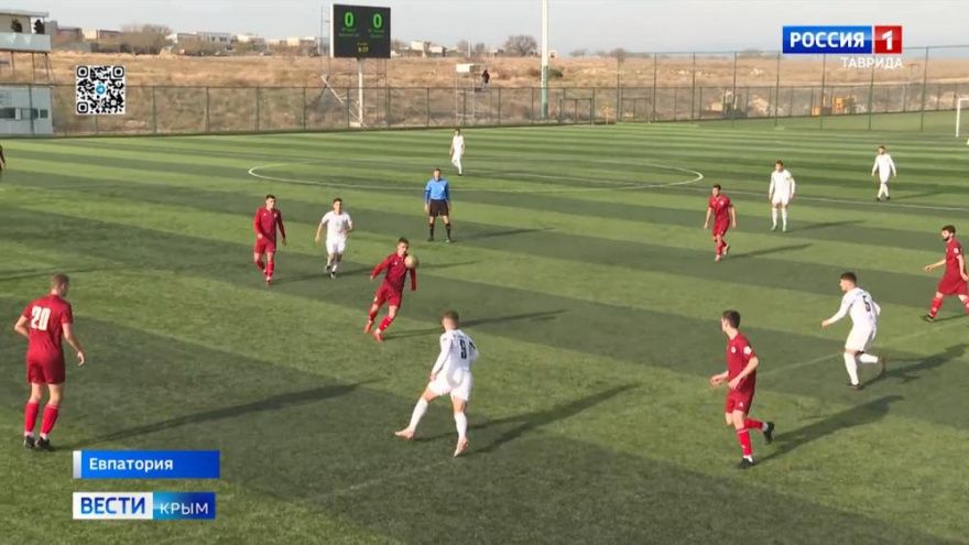 В Евпатории стартовал футбольный турнир «Содружество» среди взрослых команд