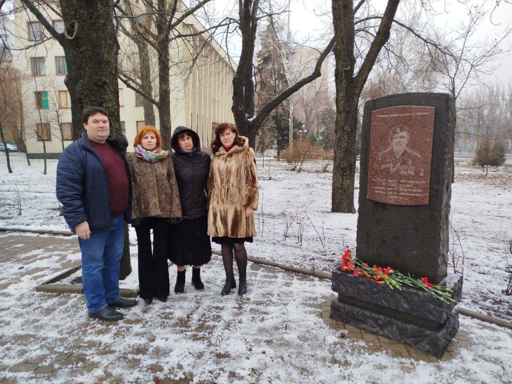 День Героев Отечества. Сегодня первый заместитель руководителя Управы Елена Повалий, управляющий делами Управы Людмила Юдина и депутаты Донецкого городского совета Татьяна Шаповал и Василий Гребенюк почтили память героев...