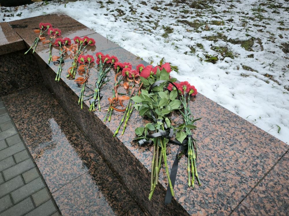 Сегодня, 9 декабря, в День героев Отечества, руководитель Управы Татьяна Темникова, руководство Ленинской внутригородской Управы, депутаты Донецкого городского совета Кирилл Рыбаков, Евгения Мажара, Евгений Селютин совместно...