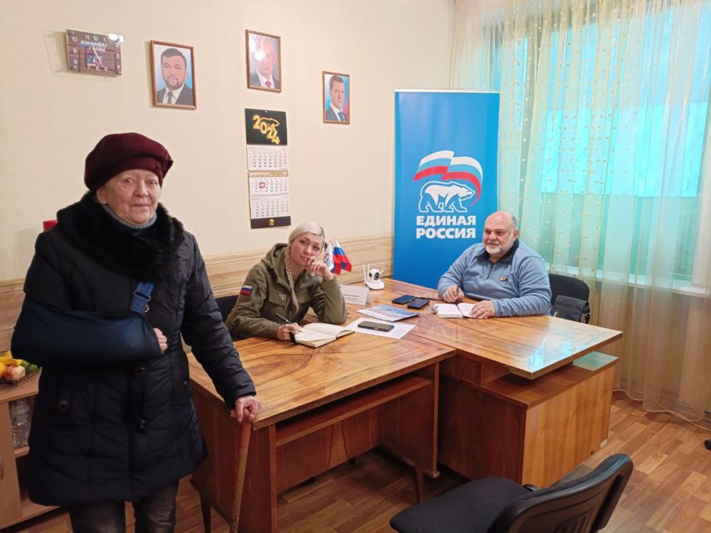 Сегодня, в общественной приемной партии "Единая Россия" Киевского района г.Донецка, депутат Народного Совета ДНР Юрий Сивоконенко провел прием граждан