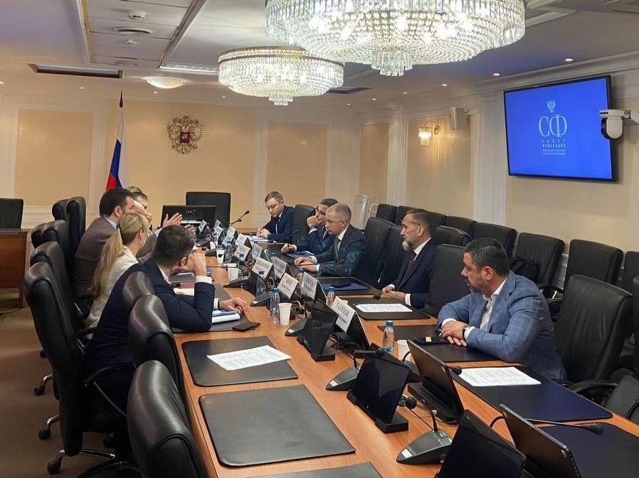 О развитии транспортной отрасли ДНР в ходе круглого стола в Совете Федераций рассказал замминистра транспорта ДНР Александр Бондаренко