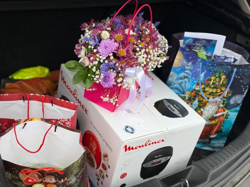 В преддверии Нового года первый заместитель министра угля и энергетики Донецкой Народной Республики Александр Хряков передал подарки жительнице блокадного Ленинграда