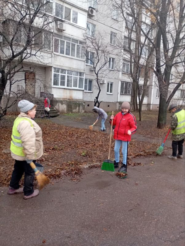 Василий Ткачук: Сегодня, в рамках проекта «Городская среда», реализуемого Всероссийской Политической Партией «Единая Россия» и экологической акции "Чистый четверг", МУП АГД "Управляющая компания Калининского района...
