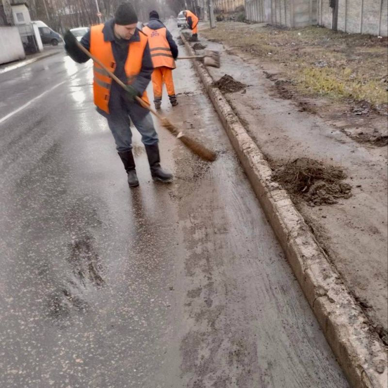 Михаил Меренков: МУП АГД «ДРСУ»выполняет работы по уборке мусора у прибордюрного камня вдоль авторог в Будённовском районе города