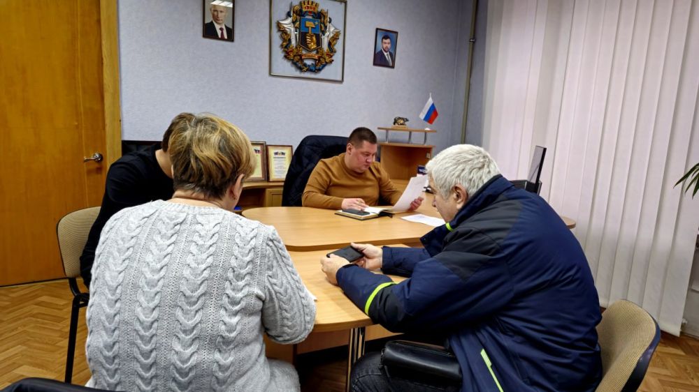 Руководитель Управы Куйбышевского внутригородского района Иван Адамец провёл рабочее совещание с представителями коммунальных служб района