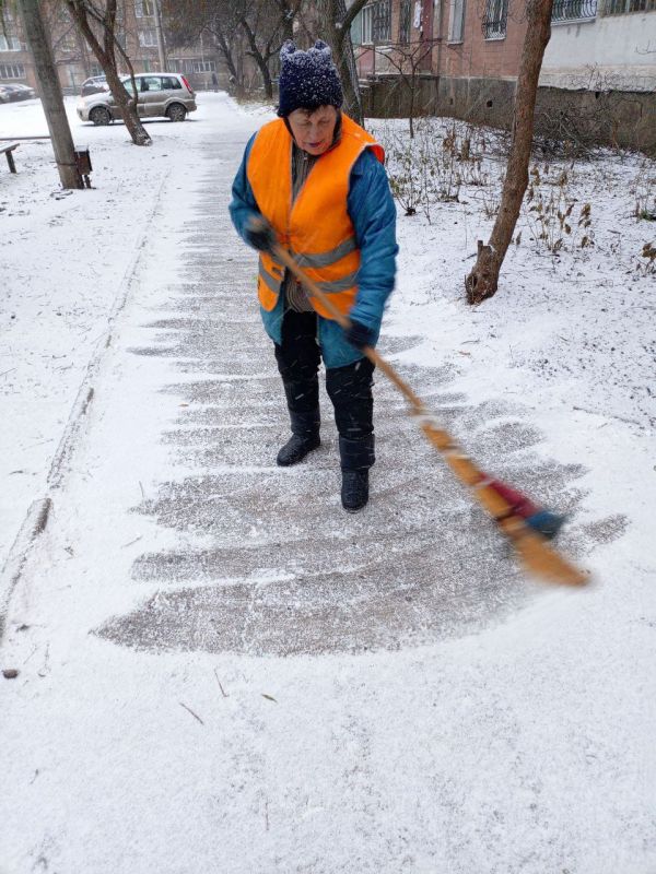 Василий Ткачук: Сегодня сотрудники МУП АГД "Управляющая компания Калининского района г.Донецка" осуществляют посыпку территории жилого фонда противогололедным материалом