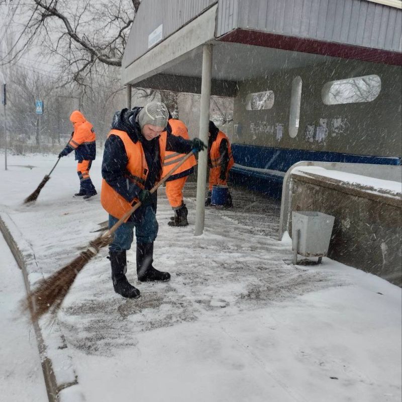 Михаил Меренков: МУП АГД «ДРСУ» выполняет работы по расчистке от снега остановок общественного транспорта и пешеходных переходов в Будённовском районе города