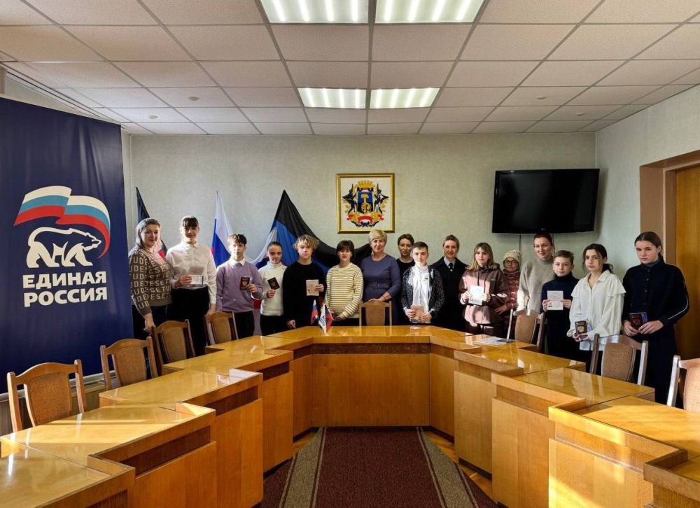 Сегодня, 13 декабря, в Пролетарском районе состоялось торжественное мероприятие, приуроченное ко Дню Конституции - вручение паспорта гражданина Российской Федерации ребятам, которым исполнилось 14 лет