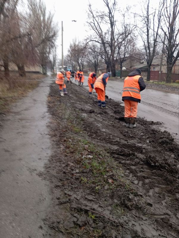 Наталья Бегуненко: Сотрудники Петровского участка МУП АГД «Дорожное ремонтно-строительное управление» продолжают выполнять работы по уборке от грязи прибордюрной части автодорог по улицам Ревякина и Знаменской