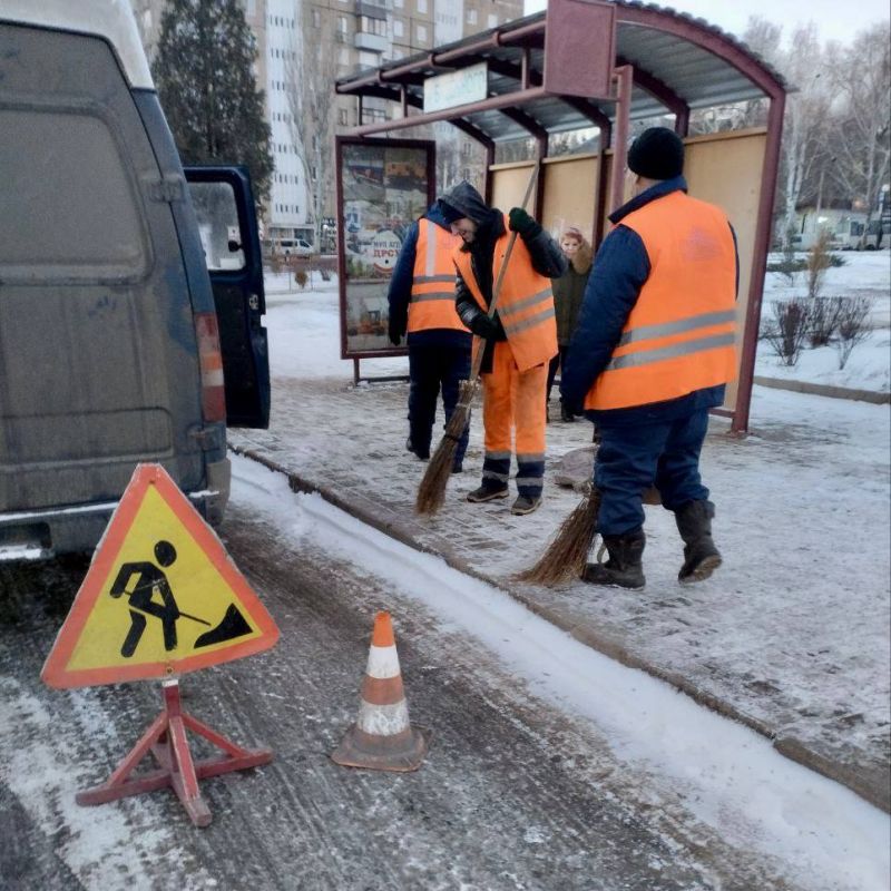 Михаил Меренков: МУП АГД «ДРСУ» выполняет работы по расчистке от снега остановок общественного транспорта и пешеходных переходов в Будённовском районе города 14 декабря