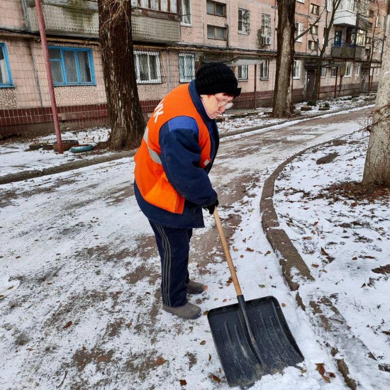 Михаил Меренков: Дворники МУП АГД «УК Буденновского района г. Донецка» выполняют работы по расчистке от снега придомовых территорий 14 декабря
